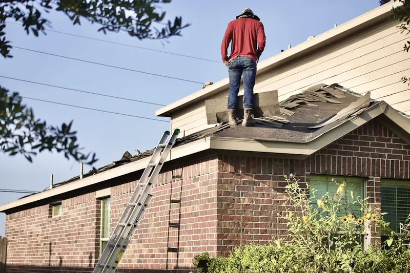 Professional roofer working on a residential roof in Manavista